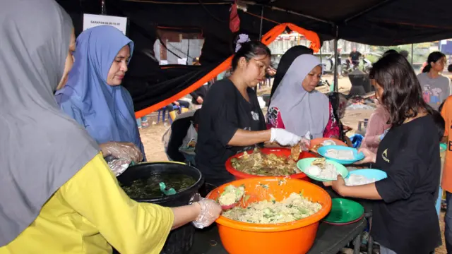 PT Agincourt Resources membuka dapur umum dengan meyediakan makanan untuk korban banjir bandang Tapanuli Selatan.