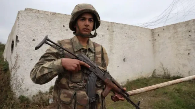 Dağlık Karabağ'daki bir Azeri askeri