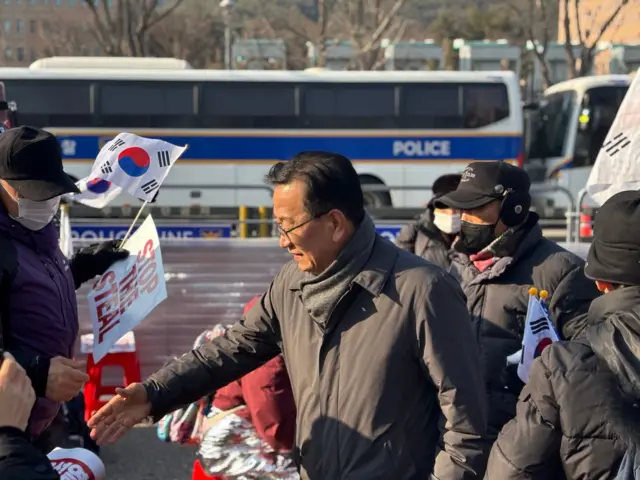 윤 대통령 지지자들과 손을 맞잡은 석동현 변호사