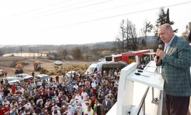 رجب طیب اردوغان، روز یکشنبه به ماناوگات، یکی از از مناطقی که به شدت از آتش صدمه دیده رفت