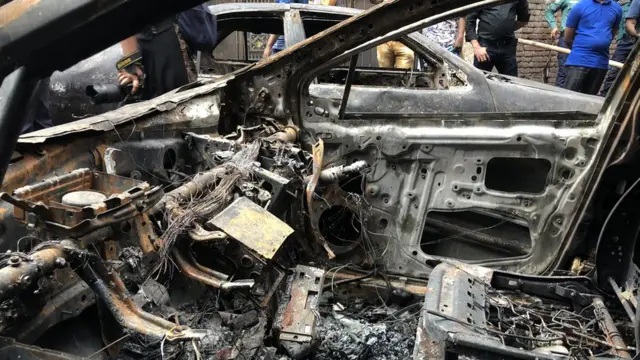 অগ্নিকান্ডে পুড়ে যাওয়া গাড়ির অবশিষ্ট অংশ