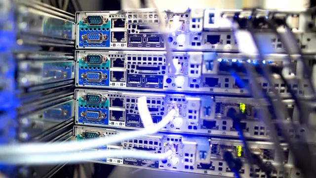 데이터 센터에는 수천 대의 서버(데이터 수신·저장·전송 장치)가 있다