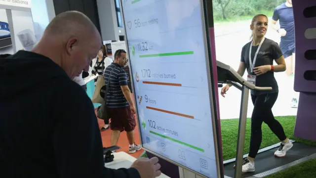 Выставка технологий, сентябрь 2015 года, Берлин. Посетители пробуют на себе возможности Fitbit.