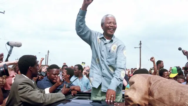 বর্ণবাদের বিরুদ্ধে লড়াই করতে গিয়ে ২৭ বছর কারাবাস করেছেন নেলসন ম্যান্ডেলা
