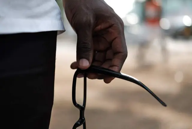 Azeteng ve gözlüğü