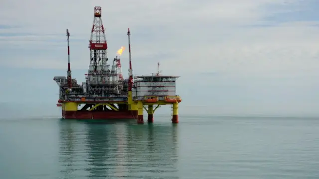 حقل بترول بحري