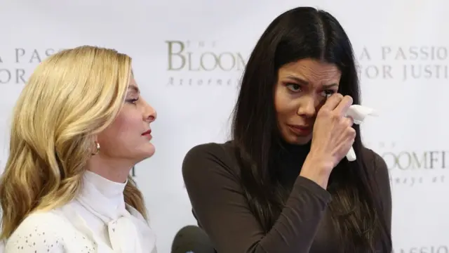 La actriz Regina Simons (der.) con su representante legal durante su denuncia de abuso sexual contra el actor Steven Segal, en marzo 19 de 2018