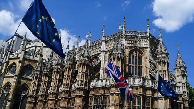 영국 의회 앞, 유럽연합과 영국 국기가 휘날리고 있다