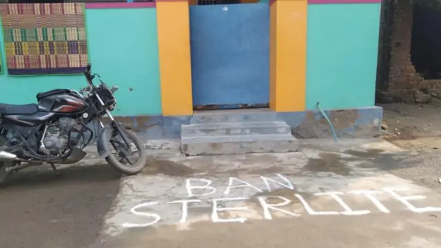 ஸ்டெர்லைட்டுக்கு எதிர்ப்பு தெரிவிக்கும் விதத்தில் கோலம்