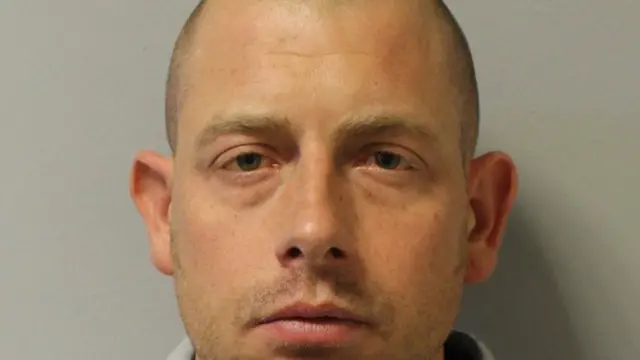 구치소에 수감된 아담 프로반