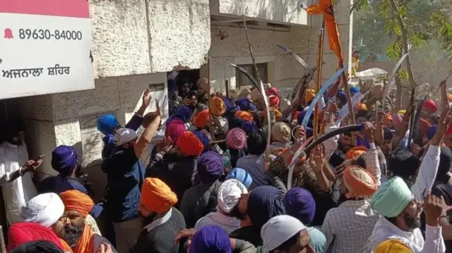 পুলিশ থানা আক্রমণে অমৃতপাল সিংয়ের সশস্ত্র সমর্থকরা - ফাইল ছবি