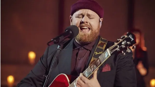 Tom Walker at a community carol service at Westminster Abbey on 24 December 2021