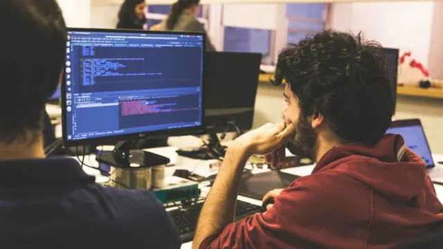 Un empleado de 10Pines trabajando