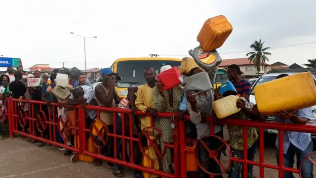 Yan Najeriya na fama da matsalar karancin fetir a daidai lokacin da hankalin duniya ya koma kan yakin Rasha