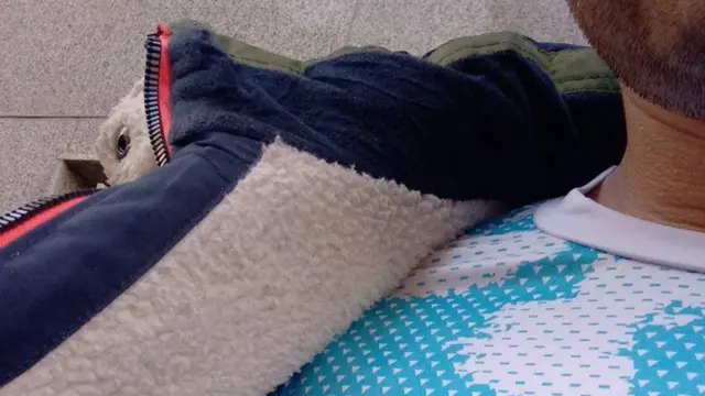 رهام که در تهران کار می‌کند و ساکن کرج است می‌گوید تا شب سفیدی‌های لباسش سیاه می‌شود.