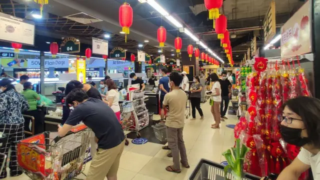 တစ်ဒေါ်လာ ၁၃၀၀ ကျပ်ကနေ ၂၇၀၀ ကျပ်ခန့်အထိကို ကျသွားခဲ့တာဖြစ်ပါတယ်။