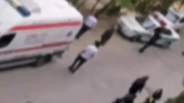 حضور نیروی انتظامی در یکی از مدارس شاهین شهر که دانش آموزان در آن مسموم شدند