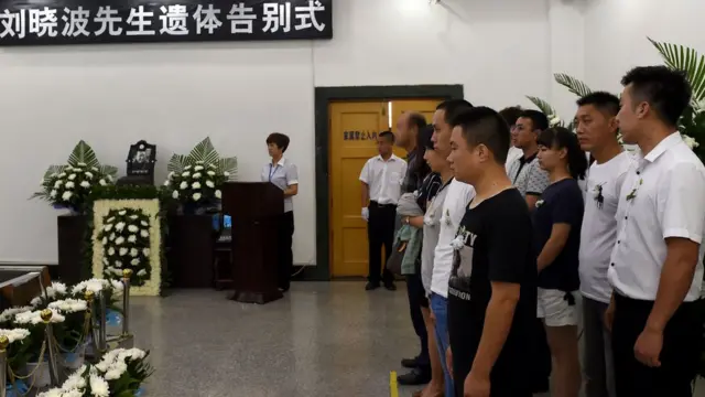 一些出席刘晓波告别式的人的样子被模糊化