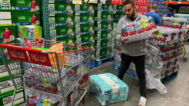 Hombre en el supermercado