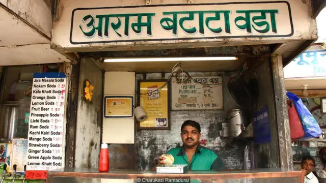Pedagang Vada Pav di jalanan Kota Mumbai.