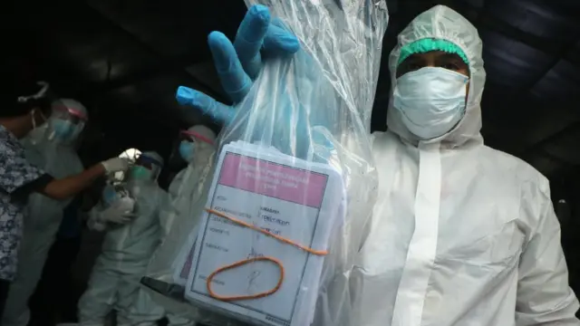 Petugas Panitia Pemilihan Kecamatan (PPK) menunjukan surat suara pada Pilkada serentak 9 Desember 2020 lalu.