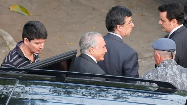 Temer é visto escoltado e acompanhado por outros homens durante detençãogol bet apostamaio