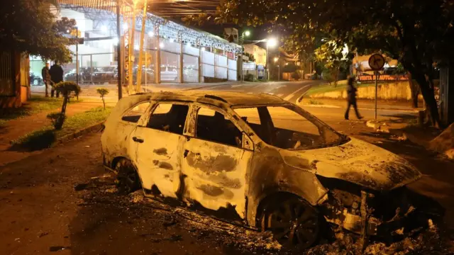 Carro que foi incendiado pelos assaltantes