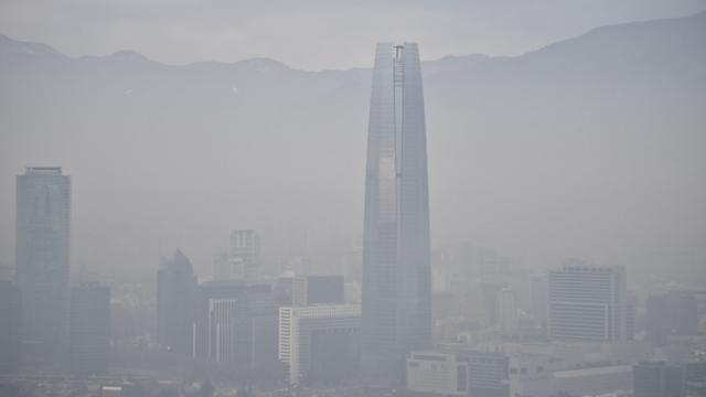 Santiago de Chile cubierta de smog en 2015