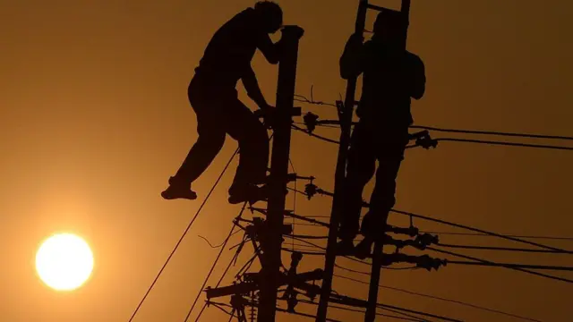 વીજ કર્મીની તસવીર