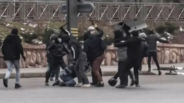 Police dey beat protesters