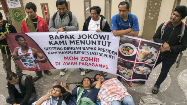 Sejumlah atlet perah medali Peparnas XV Jawa Barat melakukan aksi unjuk rasa di Pengadilan Negeri Bandung, Jawa Barat, Kamis (19/7).