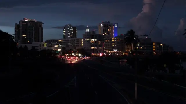 Parte de Puerto Rico pasa su segunda noche a oscuras por un apagón  provocado por un incendio - BBC News Mundo