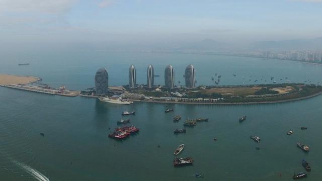 三亚也是南海舰队中国潜艇基地的所在地（图为从空中拍摄的海南岛三亚）。