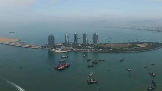 三亚也是南海舰队中国潜艇基地的所在地(图为从空中拍摄的海南岛三亚)。