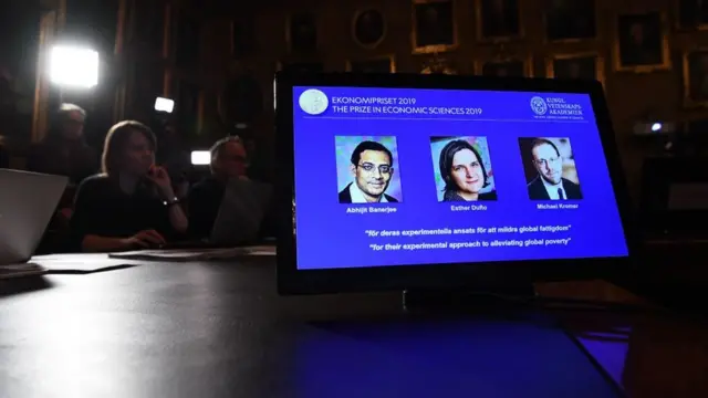 দ্যা রয়েল সুইডিশ একাডেমি অব সায়েন্সেস বৈশ্বিক দারিদ্র বিমোচনে তাদের পরীক্ষা নিরীক্ষার দৃষ্টিভঙ্গির প্রশংসা করেছে