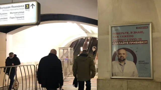 Placa promovendo vacinação no metrôbet estrela 365Moscou