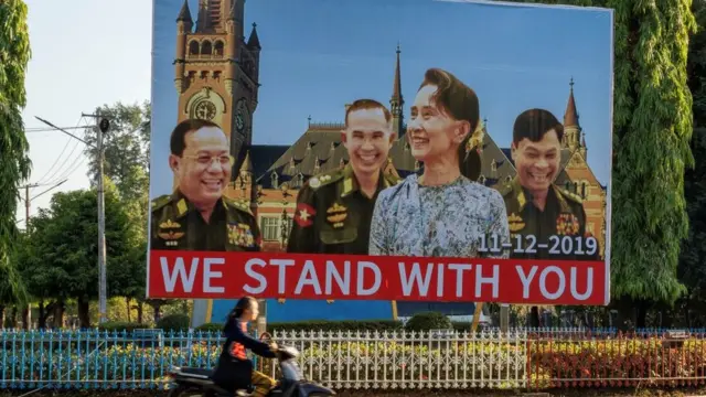 মিয়ানমারের নেত্রী অং সান সুচির সঙ্গে সেনা অধিনায়কদের ছবি এখন শোভা পাচ্ছে দেশটির রাস্তার পাশের বিলবোর্ডে। আদালতে আত্মপক্ষ সমর্থনের জন্য অং সান সুচি গেছেন দ্য হেগে।