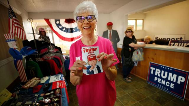 Una seguidora de Donald Trump en el condado de Kings, California.