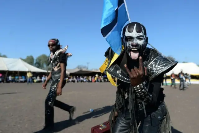 Ku cyumweru muri Botswana, mu kwamamaza Tshekedi Khama - umuvandimwe w'uwahoze ari perezida Ian Khama - uri kwiyamamaza mu matora y'ibanze ateganyijwe mu cyumweru gitaha.
