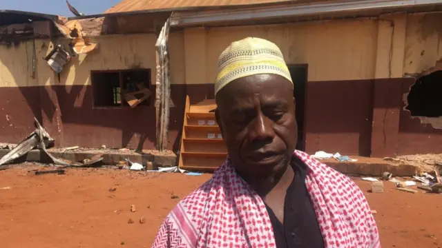 Onye okpukpere alakụba nọ n'ụlo ofufe ha emebiri