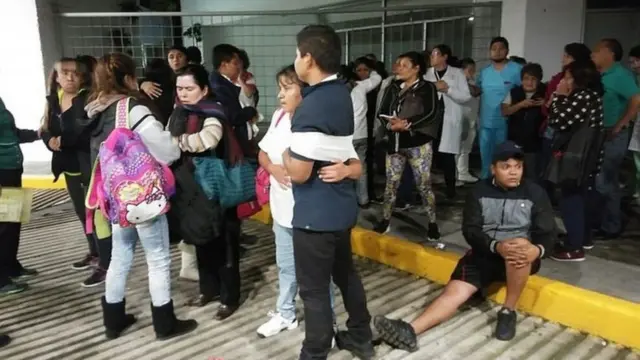 احتشد بعض السكان خارج أحد المسشتفيات في العاصمة نيومكسيكو