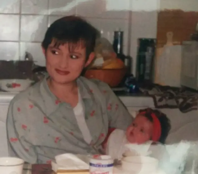 Janet con Amelia de bebé