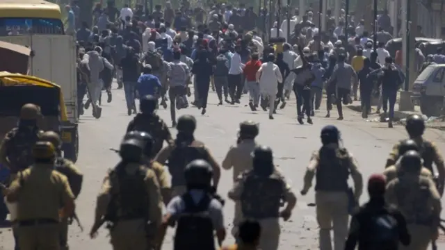 વિરોધ કરી રહેલા પ્રદર્શનકારીઓ