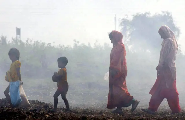 কুয়াশার ভেতর দিয়ে হেঁটে যাচ্ছে মানুষ। (ফাইল ছবি)
