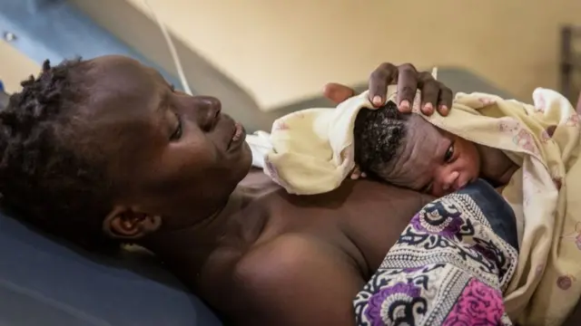 Une mère embrassant son bébé