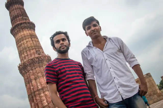 วิคาช ราช (ซ้าย) และพิยุช ปราชันต์ (ขวา) นักศึกษาชาวอินเดีย
