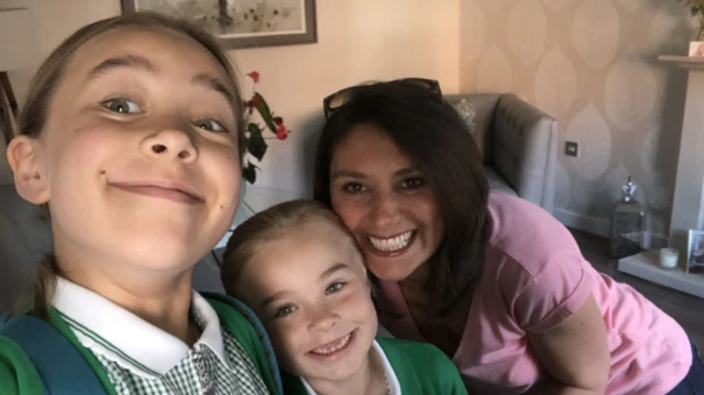 Myatt junto a sus sobrinos