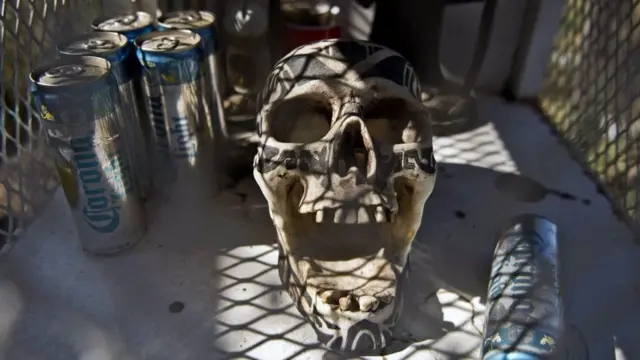 Calavera y cervezas en el territorio que controlaban Los Caballeros Templarios en Michoacán.