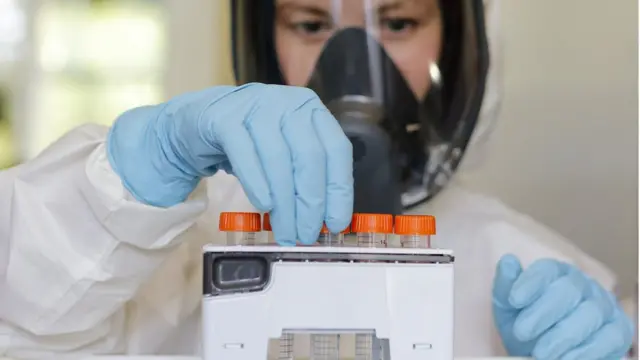 Орусияда коронавируска каршы эмдөөдө дарыгерлерге мажбурлоо болбой турганы айтылды