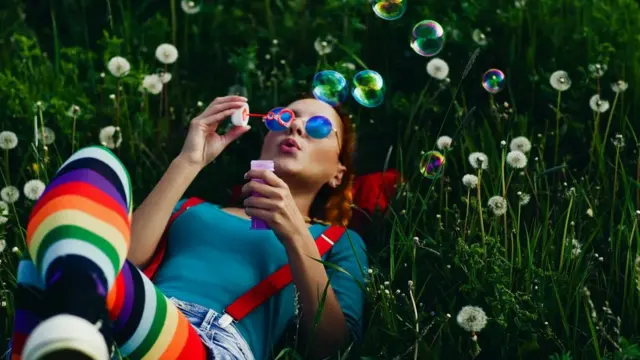 Le goût des extravertis pour les nouvelles expériences pourrait les rendre plus ouverts à l'aide aux autres.